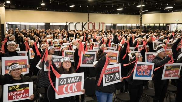 1천여명의 세계시민인권연대 소속 회원들이 구지인씨 사건을 강제개종이라고 규탄하고 있다(사진:Global Citizens Human Rights Coalition)