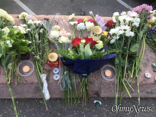 지난 5월 29일 헝가리 부다페스트에서 일어난 유람선 침몰 사고 희생자들을 추모하는 꽃과 글. ⓒ 클레어함