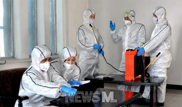 사진은 북한 평안북도와 자강도에서 신종 코로나바이러스 감염증 방역을 준비하는 모습 (연합뉴스)