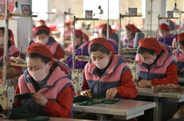 북한의 공장에서 마스크를 생산하는 여직원들 (THE SUN)