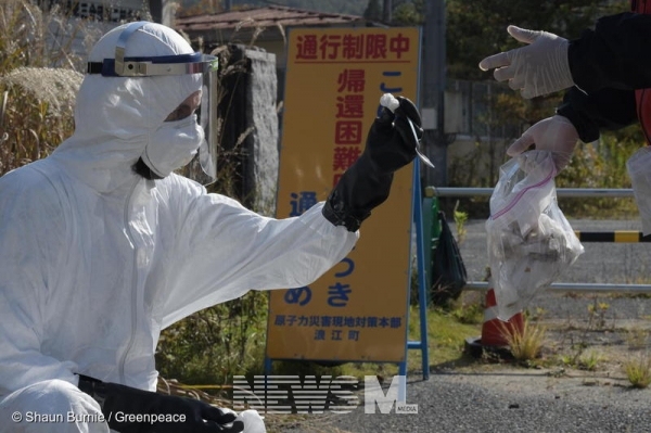 그린피스 방사선 방호 전문가팀은 지난해 10월과 11월 약 3주에 걸쳐 후쿠시마 현지를 방문해 조사를 벌였다. 조사팀원이 나미에 귀환곤란구역에서 조사를 진행하고 있다. ⓒShaun Burnie / Greenpeace 