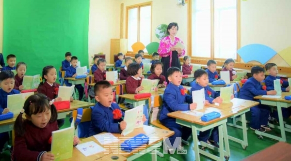 평양재4소학교에서 학생들이 신학기 수업을 받는 모습 (사진 노동신문)