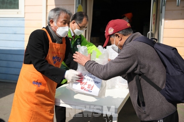 다일공동체 최일도 목사가 노숙인들에게 도시락을 나눠주고 있다 (사진 황재혁)