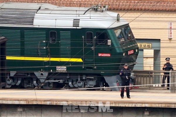 북한의 철도는 철로보수를 비롯해 현대화가 필요한 상황이다. 사진은 김정은 위원장 전용열차 (사진=AFP)