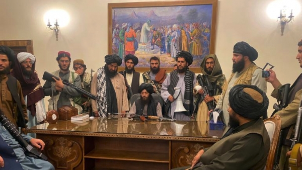 아프간 대통령 집무실에 들어온 탈레반(CNN)