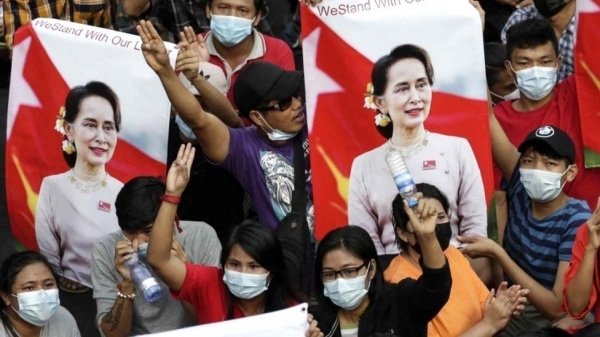 세 손가락으로 독재와 군사 쿠데타에 저항하는 미얀마 시위대의 모습. shikshanews.com에서 인용.