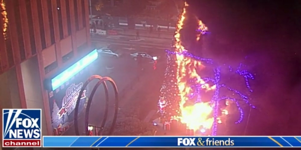 폭스뉴스 건물 앞 크리스마스 트리가 불타고 있다(사진:폭스뉴스 화면 캡처)