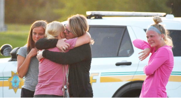 총격 사건으로 슬퍼하고 있는 코너스톤 교인(CBS 뉴스)