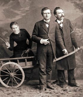 니체를 살로메에게 소개한 파울 레와 니체, 그리고 살로메.  세 사람은 마차를 배경으로 사진을 찍었는데 남성 두 사람은 서있고, 살로메는 채찍을 들고 앉아 있다. 남성이 마차를 끄는 말이라는 설정이다.