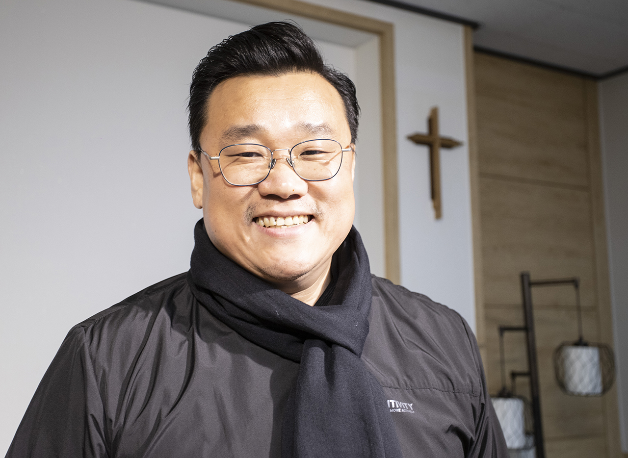 자신의 자전적 고백 '느그 아버지 모하시노?'를 쓴 뿌리교회 김진혁 목사 Ⓒ 사진 = 지유석 기자