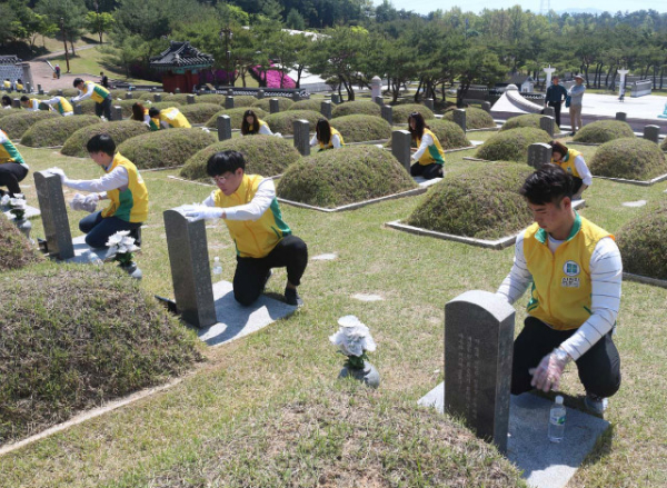 ​광주 전남 신천지 회원들이 광주 5.18 묘역에서 묘비 닦기를 진행하고 있다. 사진 출처 : 전남인터넷신문​