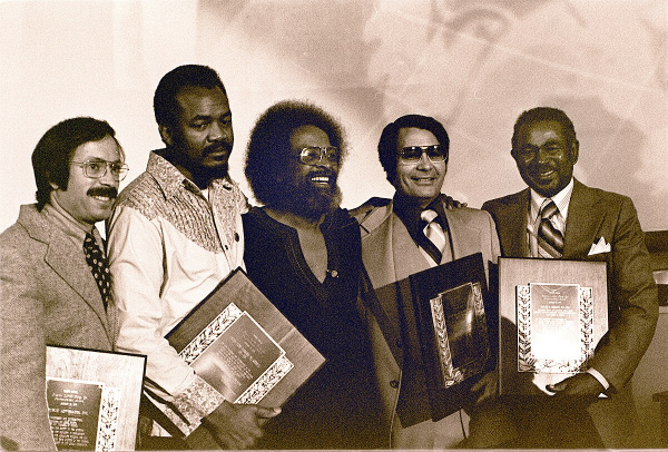 1977년 1월 짐존스는 마르틴 루터 주니어 인권상 수상자 중 한 명이었다. 사진 오른쪽에서  두번째가 짐 존스 사진출처 위키피디아