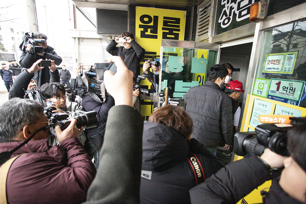 사건을 맡은 부산경찰청은 3일 오후 김 씨의 집과 사무실을 압수수색했다. 이 소식이 알려지며 KBS·MBC·SBS·YTN·JTBC·채널A·TV조선·연합뉴스TV 등 모든 언론이 현장으로 몰려들었다. Ⓒ 사진 = 지유석 기자